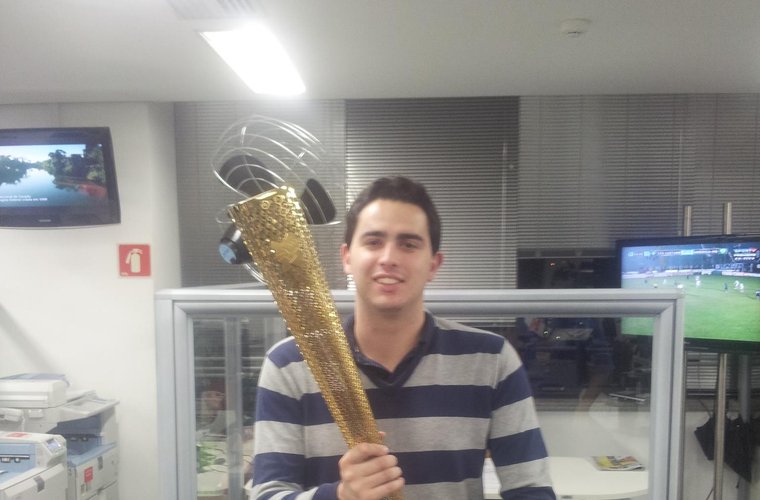 Com a tocha olímpica, na preparação dos Jogos de 2016
